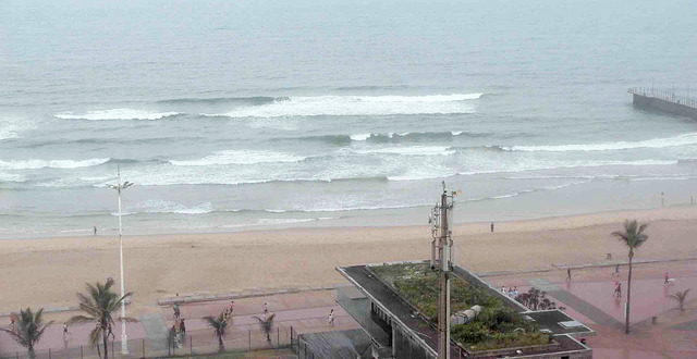 durban surfing beach 2025/12/13 06h00